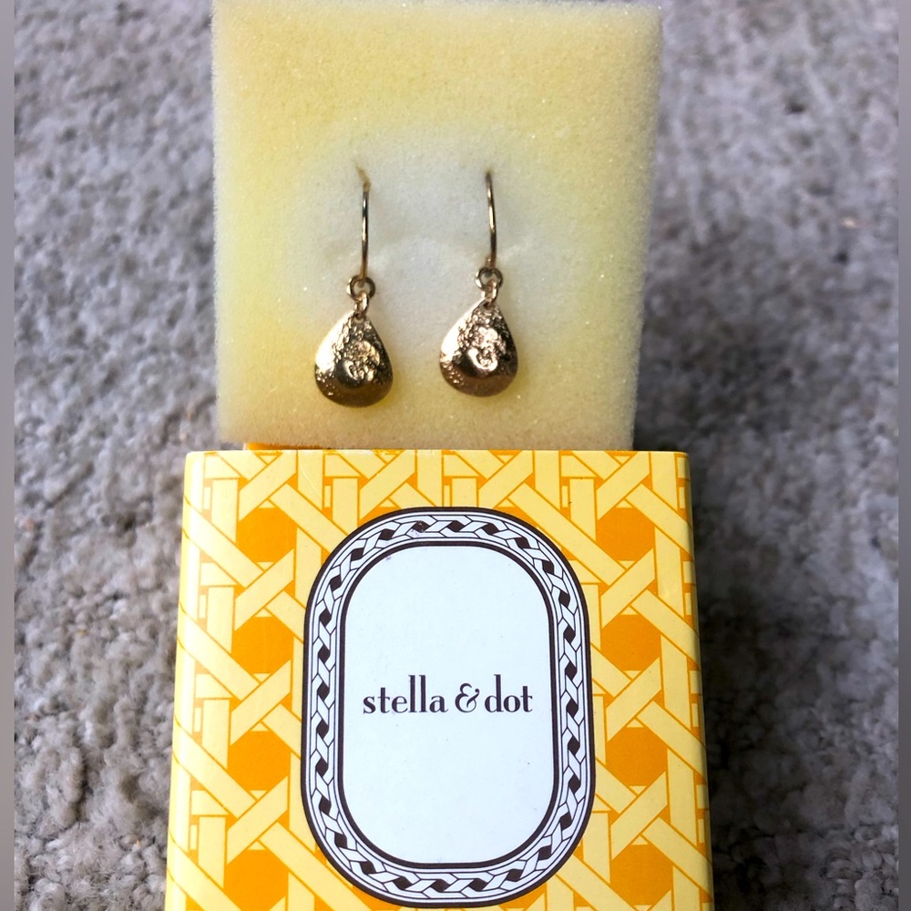 Stella & Dot-gold Demi earrings